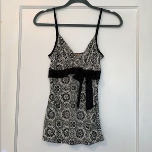Black & white patterned sleeveless blouse